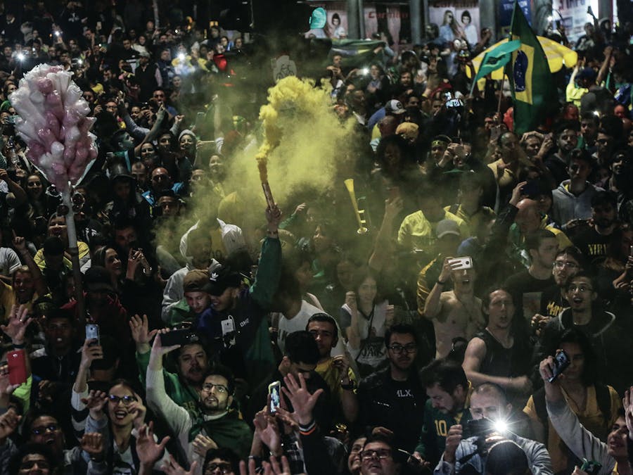 Aanhangers vieren de overwinning van Bolsonaro in de straten van Sao Paolo
