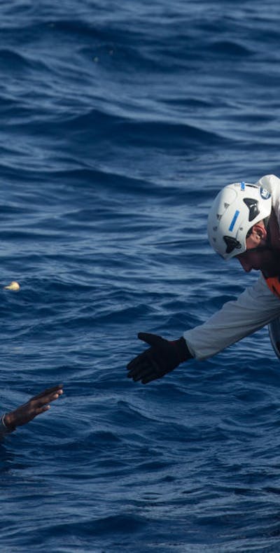 Reddingsactie door de Migrant Offshore Aid Station (MOAS) op de Middellandse