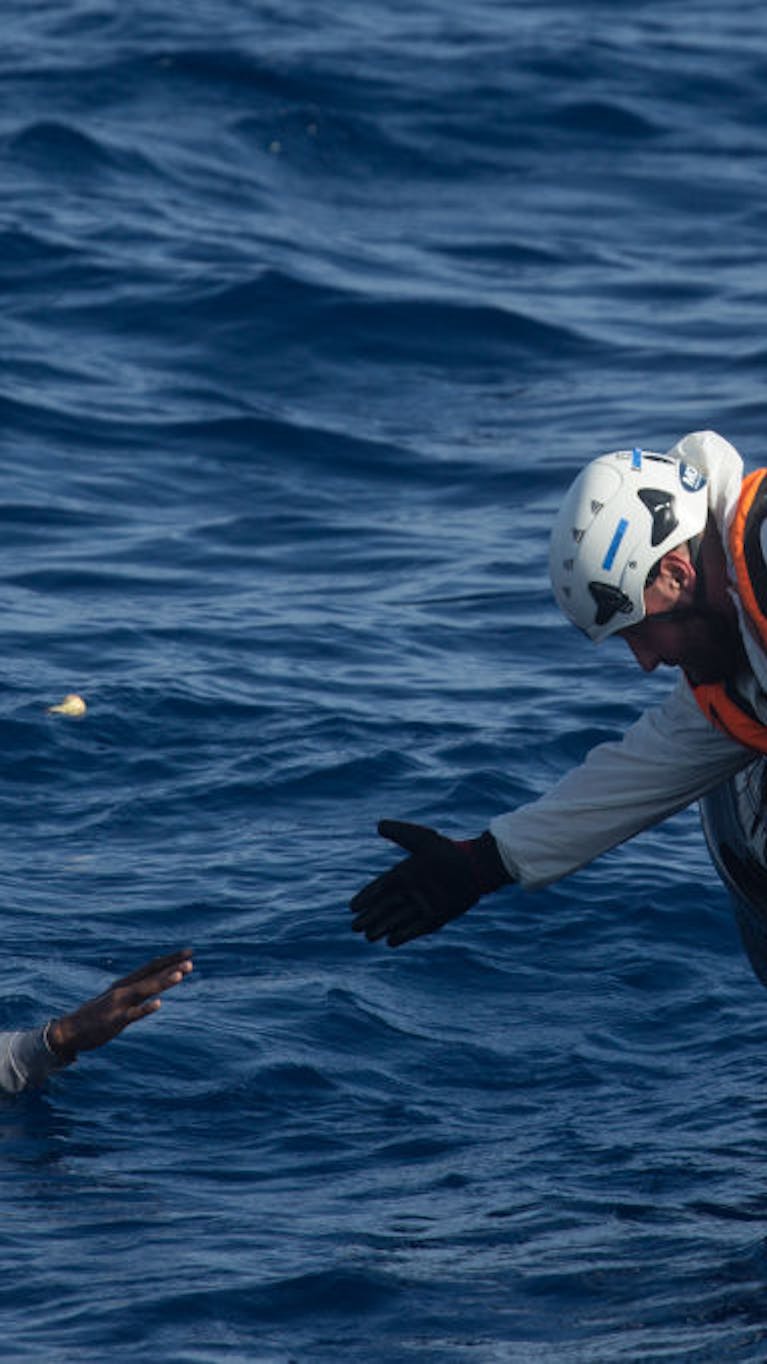 Reddingsactie door de Migrant Offshore Aid Station (MOAS) op de Middellandse