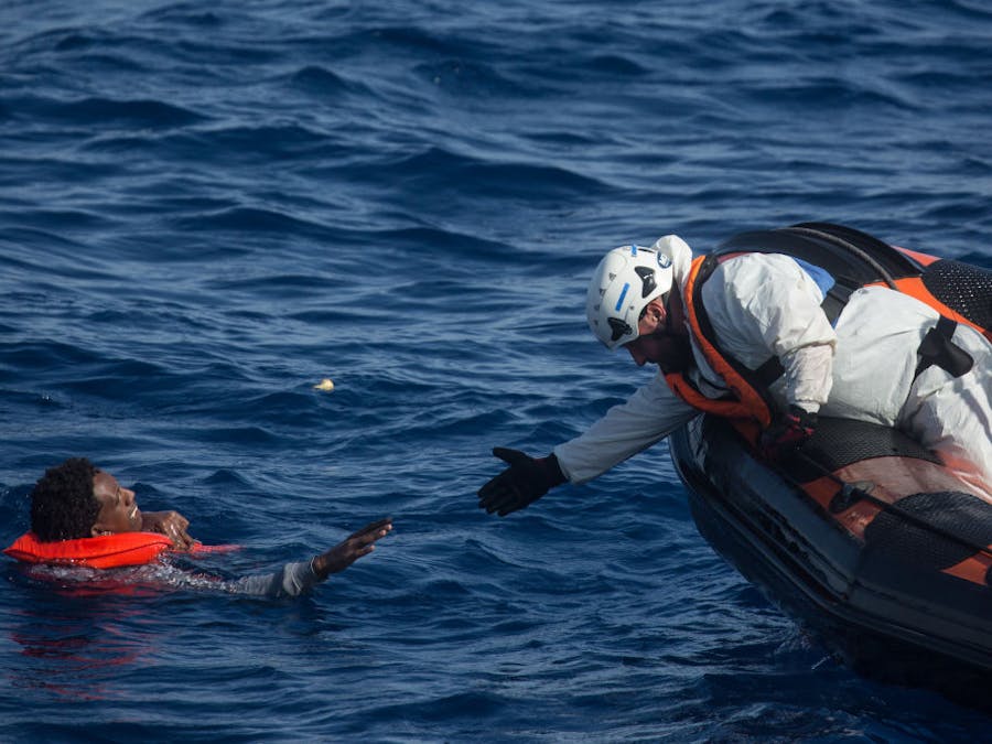 Reddingsactie door de Migrant Offshore Aid Station (MOAS) op de Middellandse