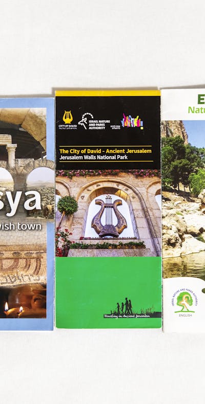 Toeristische brochures over bestemmingen in Palestijns bezet gebied.