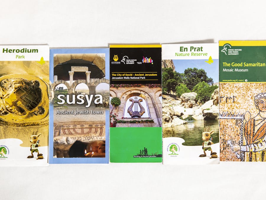 Toeristische brochures over bestemmingen in Palestijns bezet gebied.
