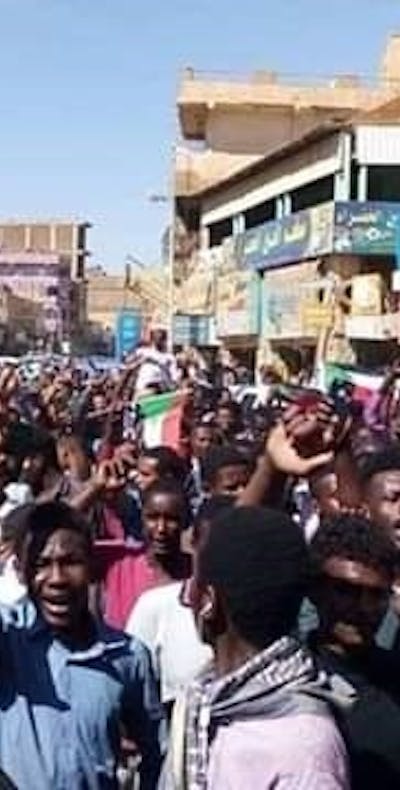 Demonstratie tegen de regering van Omar al-Bashir in Omdurman, Sudan