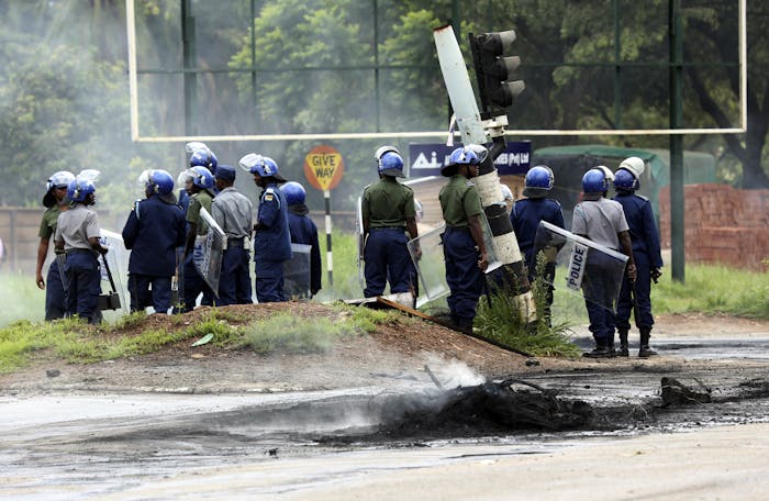 Oproerpolitie in Zimbabwe tijdens protesten tegen de verhoging van de benzineprijzen