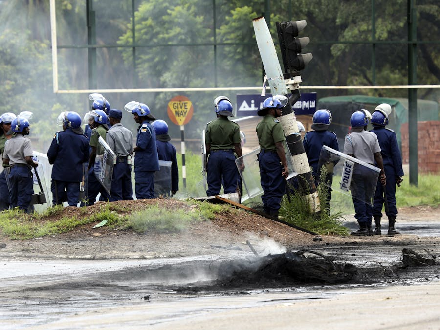 Oproerpolitie in Zimbabwe tijdens protesten tegen de verhoging van de benzineprijzen
