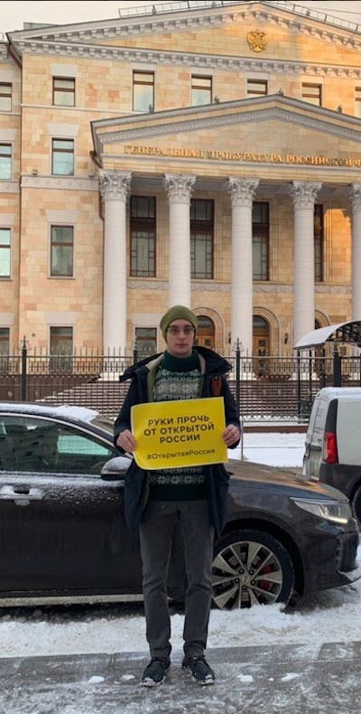 Een activist van Open Rusland demonstreert in Moskou voor het kantoor van de Openbaar Aanklager