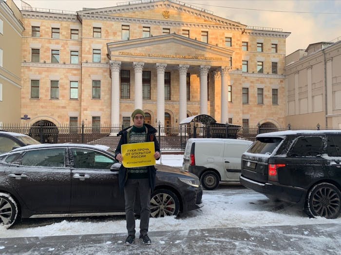 Een activist van Open Rusland demonstreert in Moskou voor het kantoor van de Openbaar Aanklager