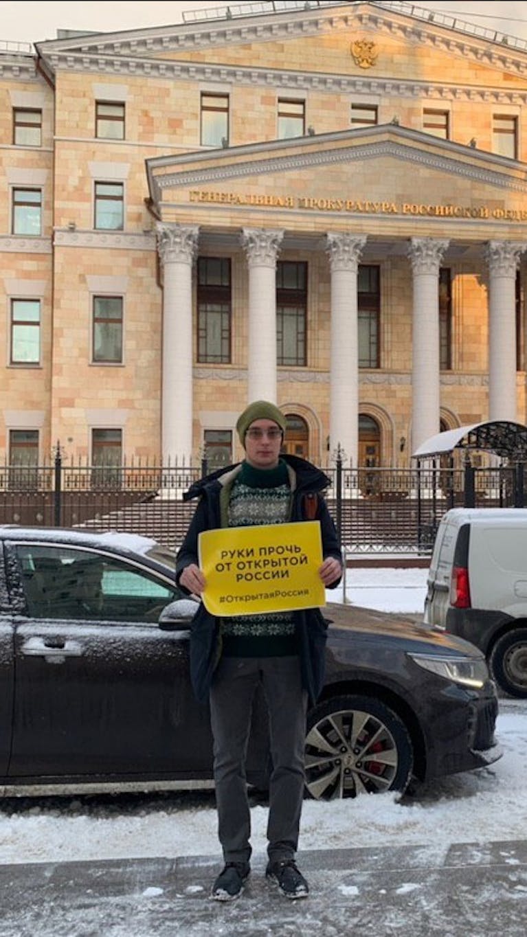 Een activist van Open Rusland demonstreert in Moskou voor het kantoor van de Openbaar Aanklager
