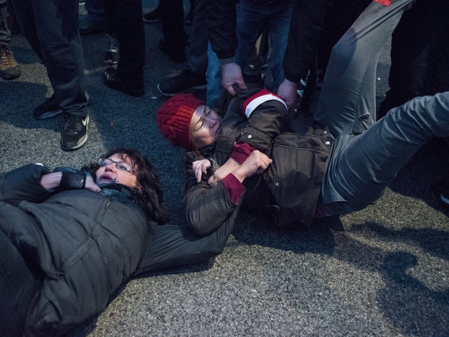 Vrouwen die vreedzaam tegen het fascisme demonstreren worden aangevallen door deelnemers aan een nationalistische mars (2017).