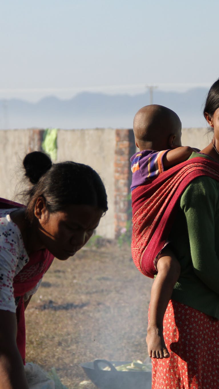 Vrouwen en kinderen van de etnische minderheidsgroep de Mro uit Myanmar hebben hun toevlucht gezocht bij een boeddhistische pagode. Ze zijn uit hun woonplaats verdreven door de gevechten tussen het Myanmarese leger en het Arakan Army, een gewapende etnische groepering.