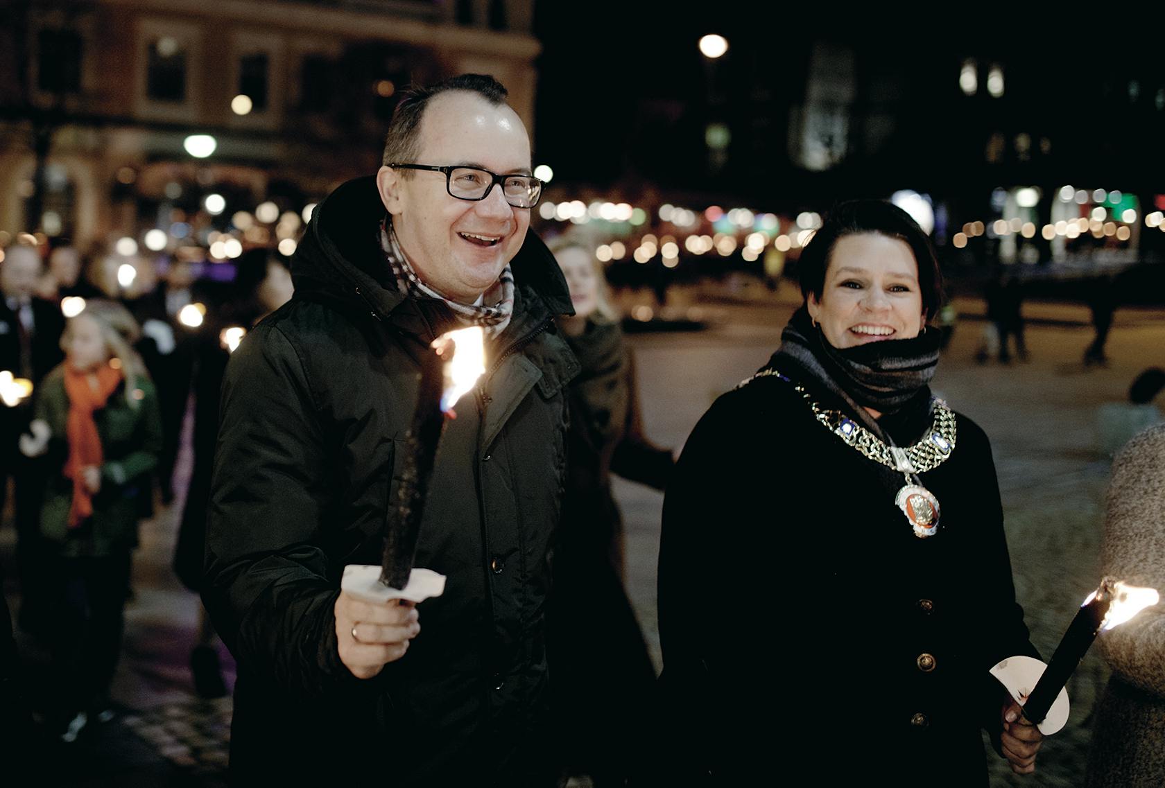 Adam Bodnar (links) met de burgemeester van Bergen tijdens een lichtprocessie in Bergen na de uitreiking van de RAFT-mensenrechetnprijs in november 2018