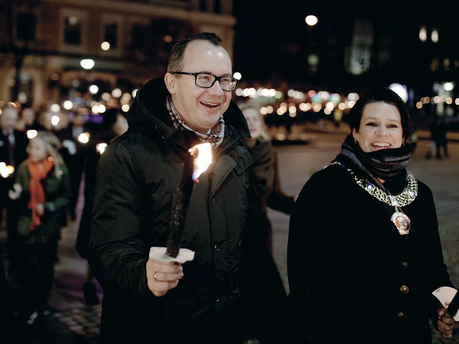 Adam Bodnar (links) met de burgemeester van Bergen tijdens een lichtprocessie in Bergen na de uitreiking van de RAFT-mensenrechetnprijs in november 2018