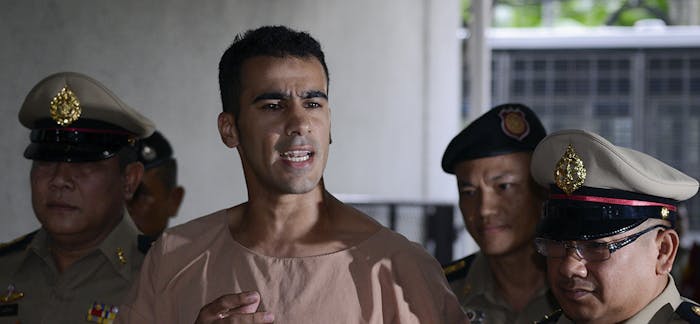 Hakeem Ali al-Araibi uit Bahrein bij de rechtbank in Bangkok, Thailand waar zijn uitlevering naar Bahrein werd behandeld