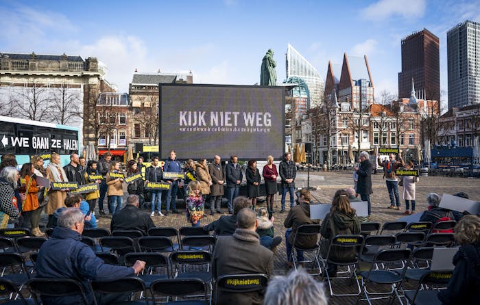 Aanbieden van ruim 53.000 handtekeningen aan Tweede Kamerleden om aandacht te vragen voor de slechte situatie voor vluchtelingen op de Griekse eilanden