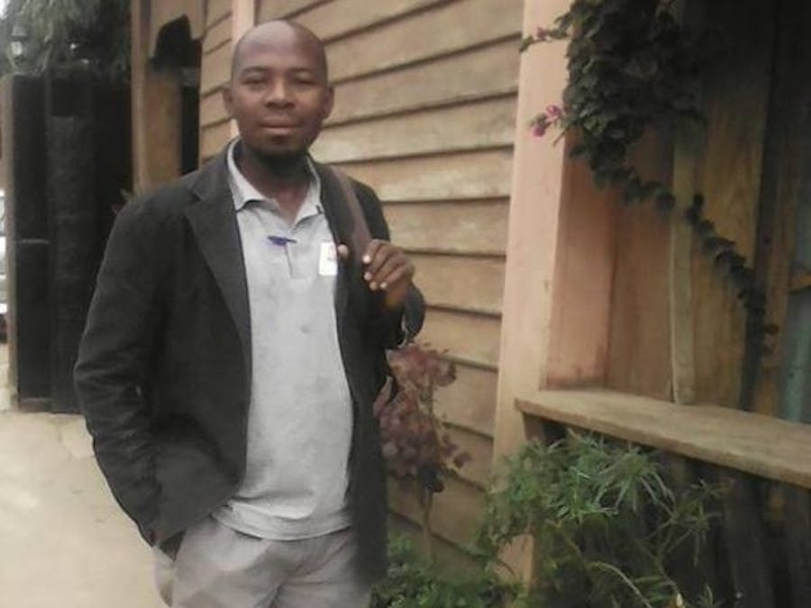 De gevangengezette journalist Amade Abubacar krijgt in Mozambique niet de medische zorg die hij nodig heeft