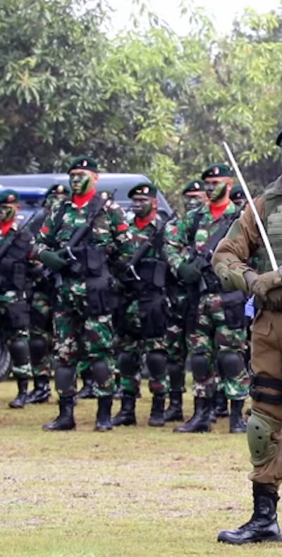 Het leger in Indonesië laat het niet over zijn kant gaan als mensen zich kritisch uitlaten over zijn handel en wandel