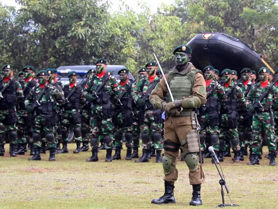 Het leger in Indonesië laat het niet over zijn kant gaan als mensen zich kritisch uitlaten over zijn handel en wandel