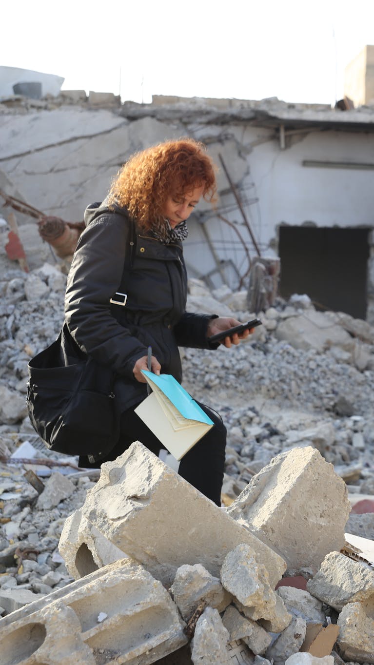 Amnesty-onderzoeker Donatella Rovera aan het werk in Raqqa, Syrië, in februari 2018.