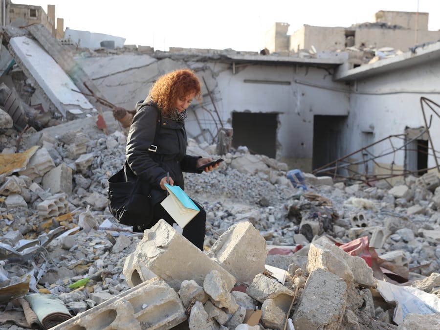 Amnesty-onderzoeker Donatella Rovera aan het werk in Raqqa, Syrië, in februari 2018.