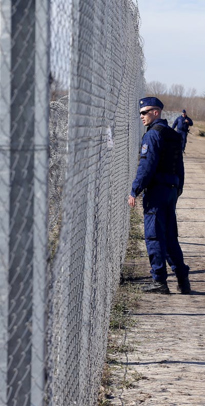 Vluchtelingen aan de grens tussen Servië en Hongarije