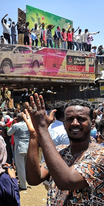 Demonstranten voor het legerhoofdkwartier in Khartoum, de hoofdstad van Sudan.