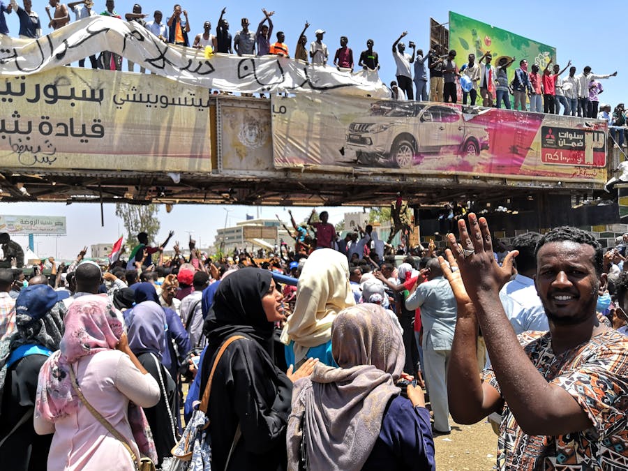 Demonstranten voor het legerhoofdkwartier in Khartoum, de hoofdstad van Sudan.