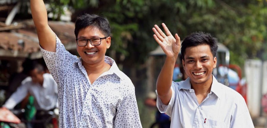 Reuters-journalisten Wa Lone (links) en Kyaw Soe Oo uit Myanmar vieren hun vrijlating.