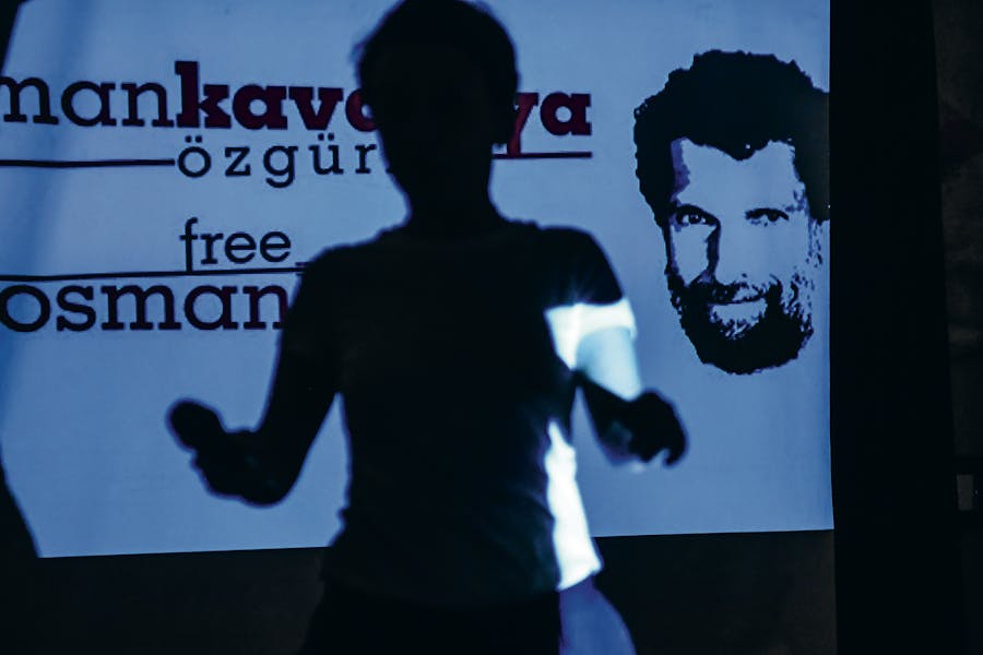 Protestbord tegen de detentie van Osman Kavala uit Turkije