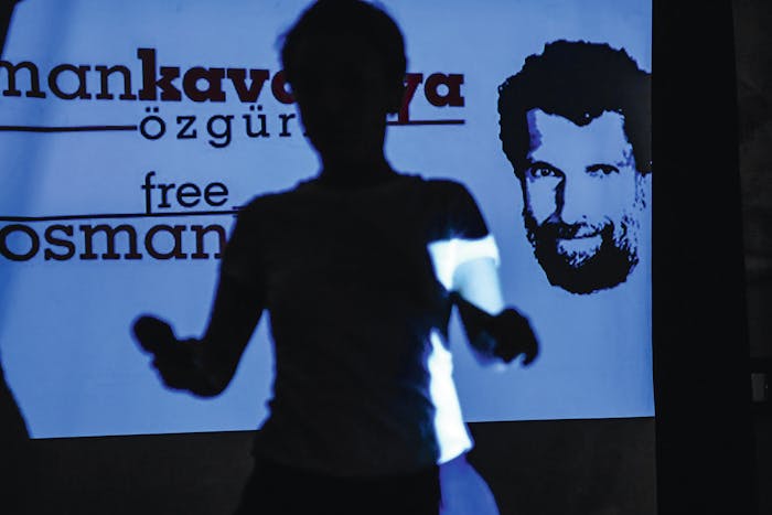 Protestbord tegen de detentie van Osman Kavala uit Turkije