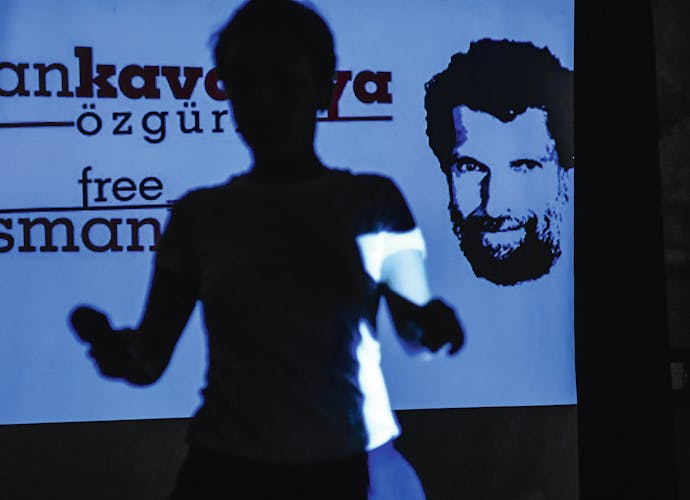 Protestbord tegen de detentie van Osman Kavala uit Turkije