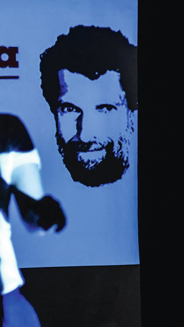 Protestbord tegen de detentie van Osman Kavala uit Turkije