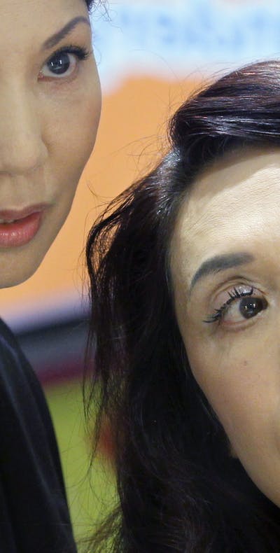 Transgendervrouw Mimi Wong (rechts) volgt een make-up-workshop.