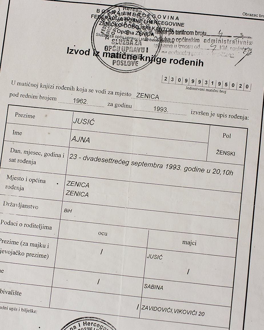 Het geboortecertificaat van Ajna Jusic, waarop bij 'naam vader' alleen een streepje staat