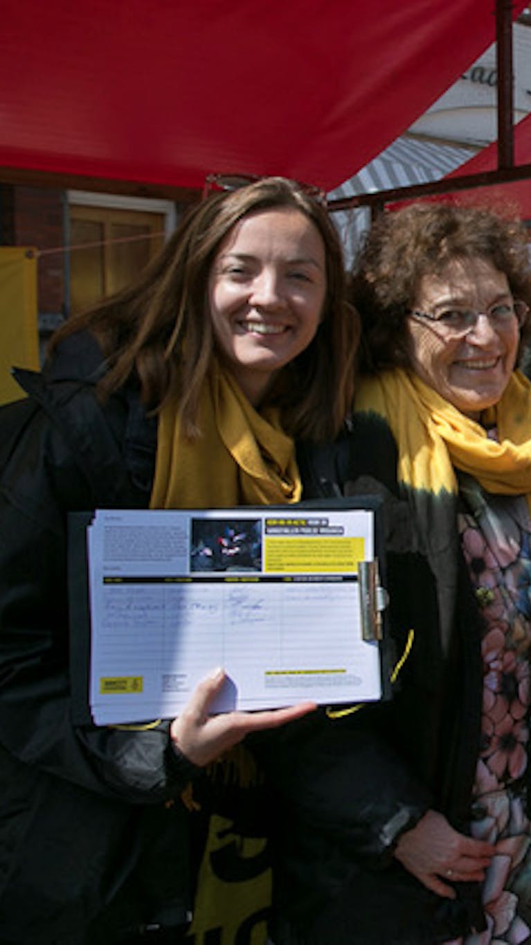 Vrijwilligers van Amnesty verzamelen handtekeningen voor een petitie