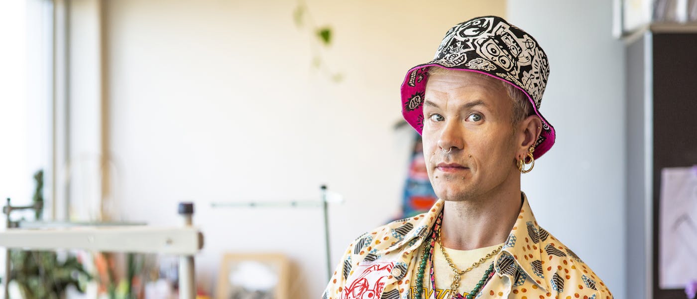 Bas Kosters met het door hem ontworpen Pinkpop-hoedje