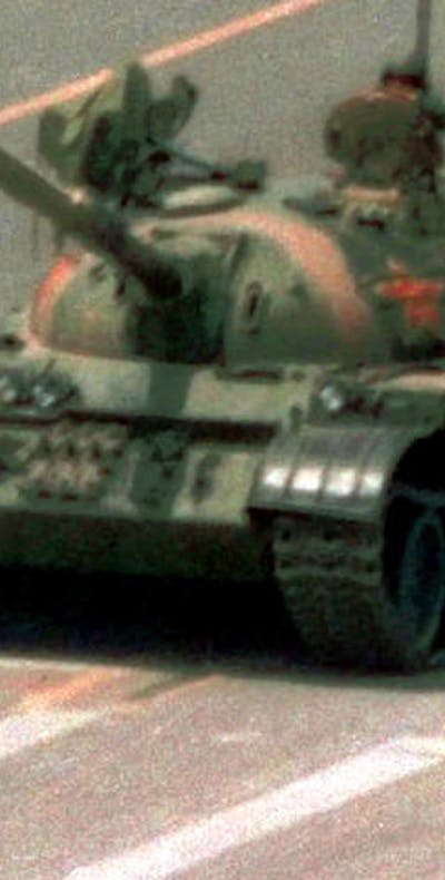 De iconische foto van de demonstrant die in zijn eentje de tanks tegenhield op het Tiananmenplein