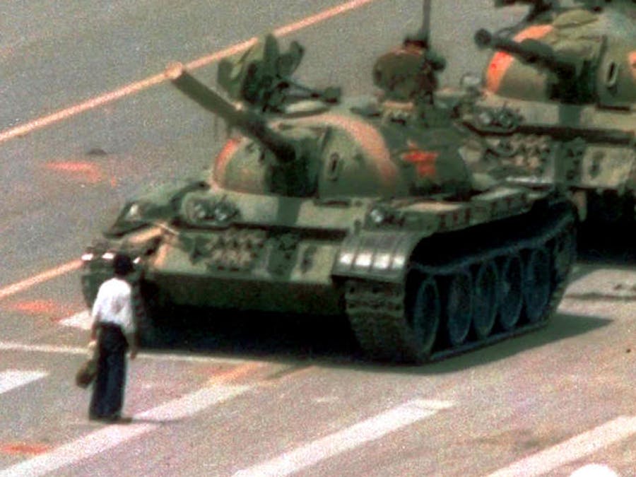 De iconische foto van de demonstrant die in zijn eentje de tanks tegenhield op het Tiananmenplein