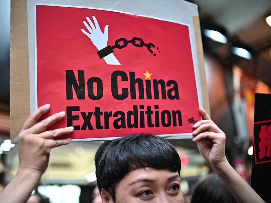 Een demonstrant houdt een bord omhoog uit protest tegen de plannen voor een nieuwe uitleveringswet in Hongkong