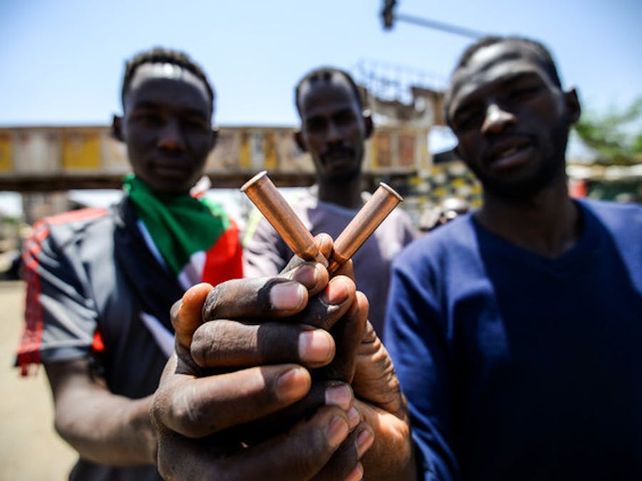 Een man toont de hulzen van kogels waarmee veiligheidstroepen in Sudan op vreedzame demonstranten schoten