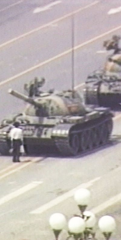 De man die in zijn eentje een colonne tanks tegenhoudt op het Tiananmenplein werd bekend als 'Tankman'