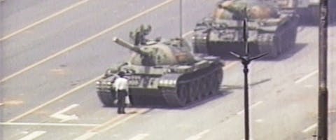 De man die in zijn eentje een colonne tanks tegenhoudt op het Tiananmenplein werd bekend als 'Tankman'
