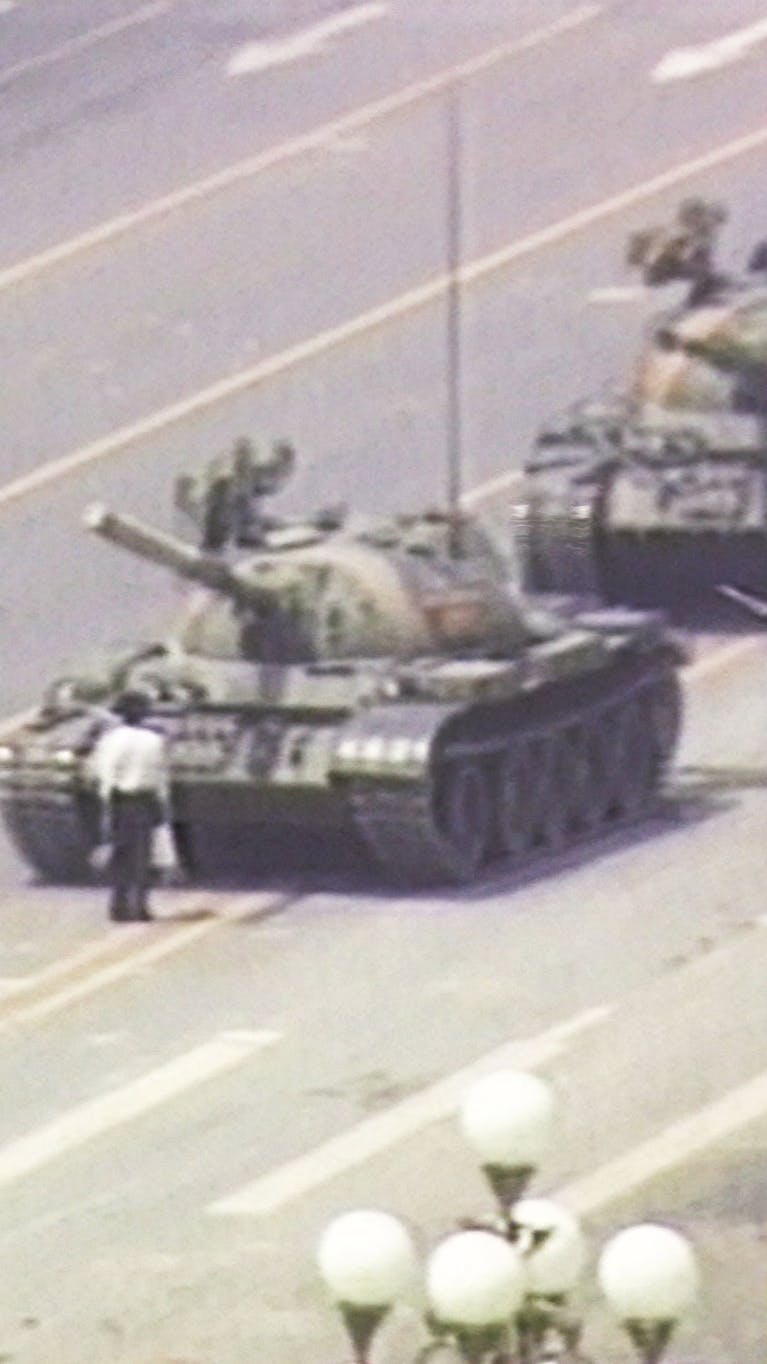 De man die in zijn eentje een colonne tanks tegenhoudt op het Tiananmenplein werd bekend als 'Tankman'