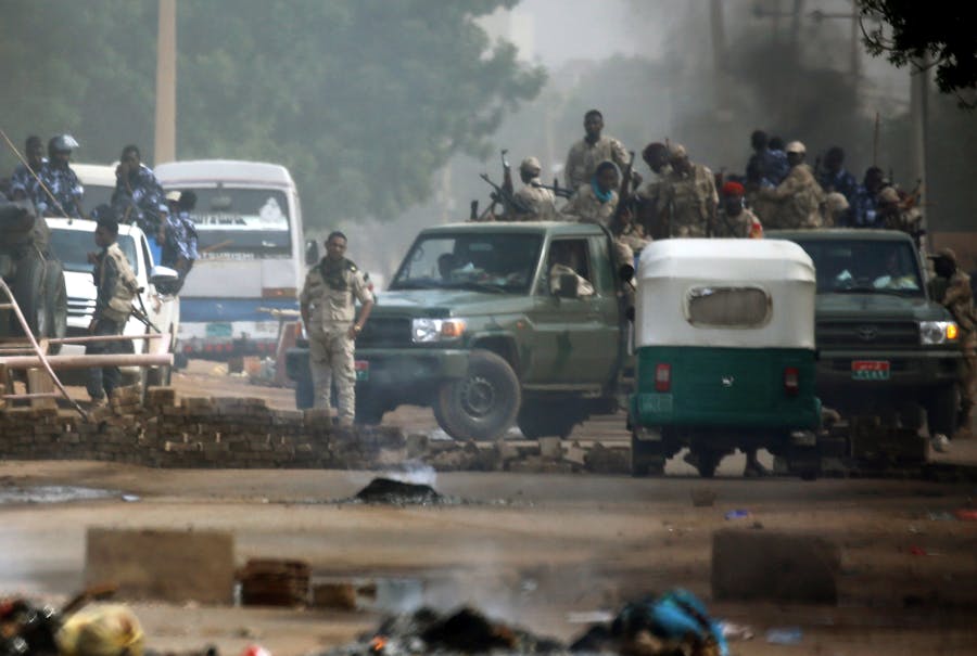 Sudanese veiligheidstroepen onder leiding van de overgangsraad verjagen op gewelddadige wijze vreedzame demonstranten in Khartoum