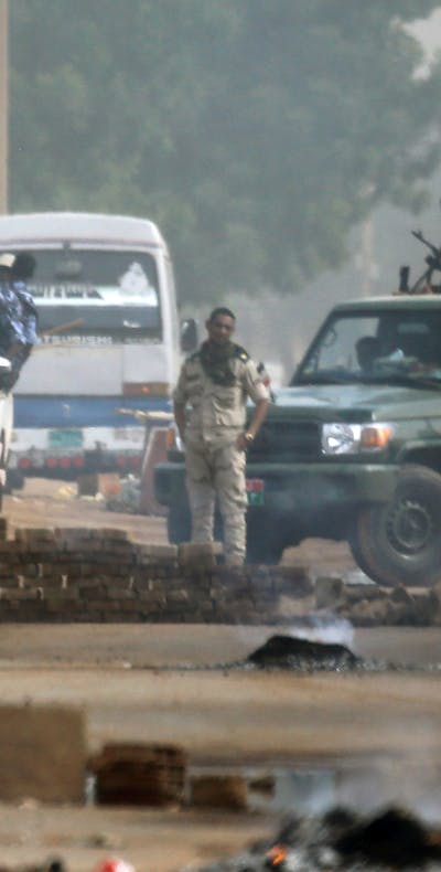 Sudanese veiligheidstroepen onder leiding van de overgangsraad verjagen op gewelddadige wijze vreedzame demonstranten in Khartoum