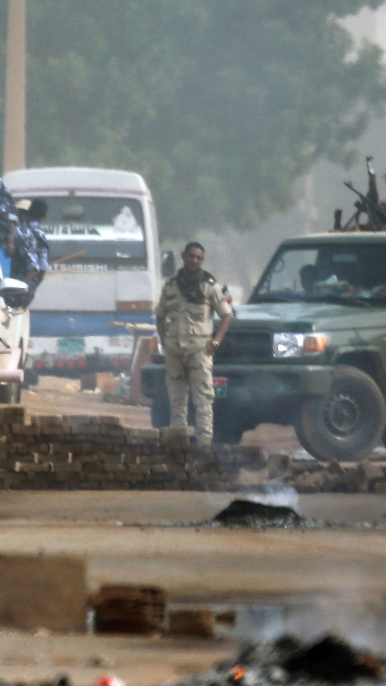 Sudanese veiligheidstroepen onder leiding van de overgangsraad verjagen op gewelddadige wijze vreedzame demonstranten in Khartoum