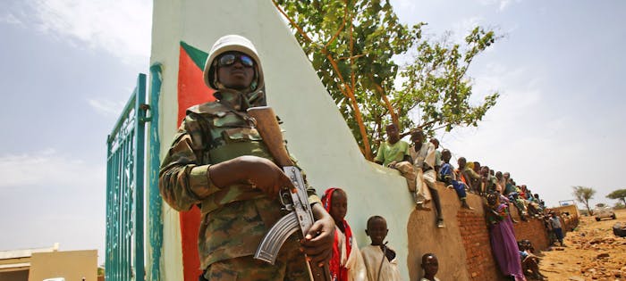 Een lid van de VN-Vredesmacht in een dorp in Jebel Marra, een regio in Darfur, Sudan