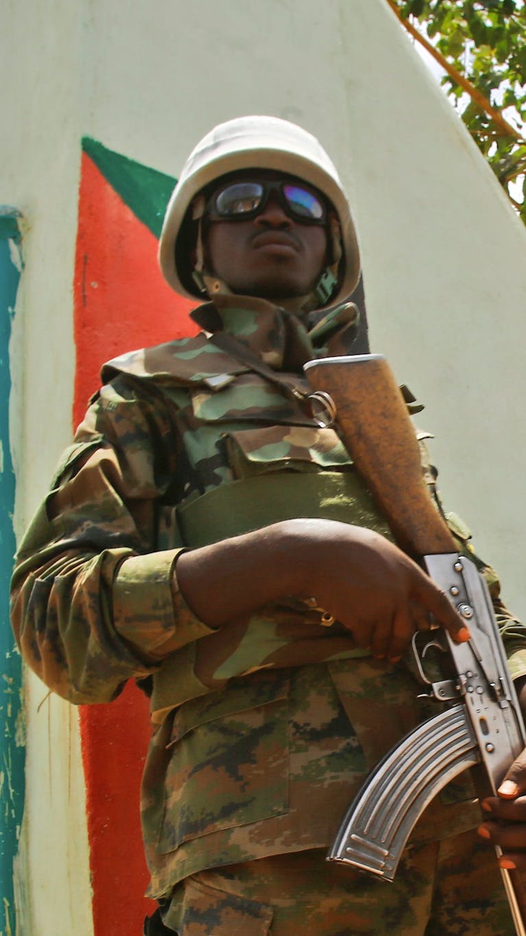 Een lid van de VN-Vredesmacht in een dorp in Jebel Marra, een regio in Darfur, Sudan