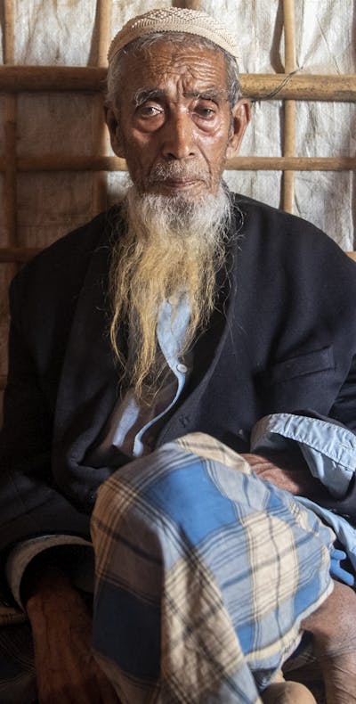 Abul Hossain, ongeveer 85 jaar in zijn onderkomen in Kamp #1 in kutupalong vluchtelingenkamp, Bangladesh