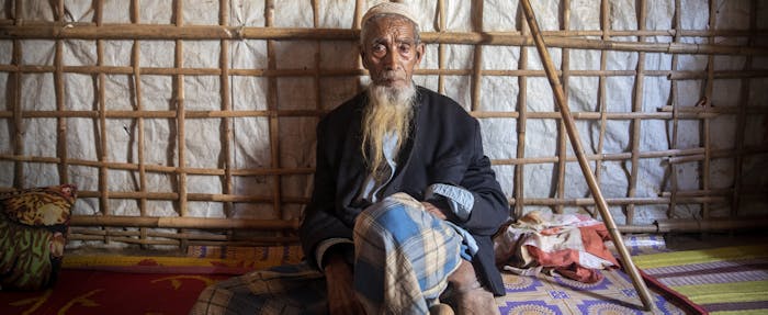 Abul Hossain, ongeveer 85 jaar in zijn onderkomen in Kamp #1 in kutupalong vluchtelingenkamp, Bangladesh