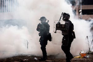 De politie bestookt demonstranten met traangas en pepperspray tijdens protesten tegen de nieuwe uitleveringswet in Hongkong